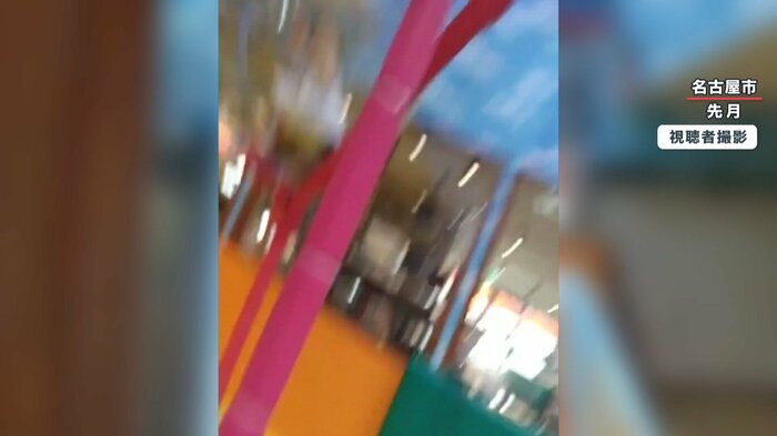 スマホを投げ出し、慌てて子どもの元へ駆け寄る母親