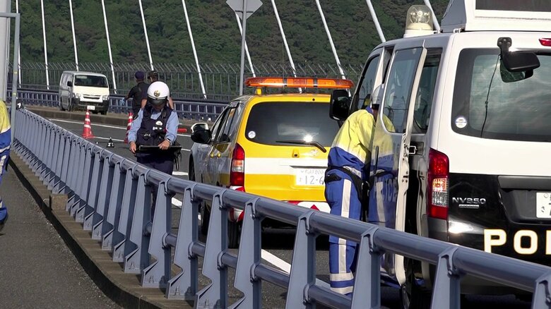 女神大橋でバイクがガードパイプに衝突し30代男性が死亡　約3時間にわたり片側1車線が通行止め｜FNNプライムオンライン