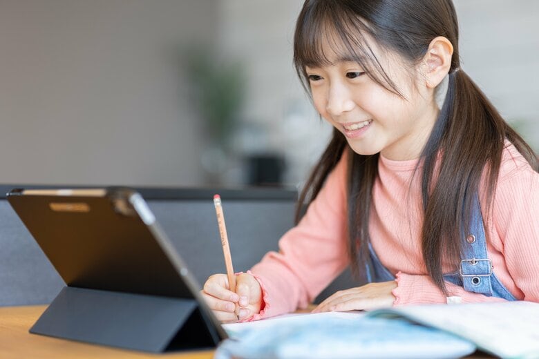 【調査レポート】全国の小学校では夏休みの宿題以外の学習教材が提供されている？