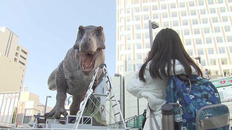 福井駅を降りるとそこは「白亜紀」　巨大肉食恐竜があなたをお出迎え　駅一体で“恐竜王国”を演出｜FNNプライムオンライン