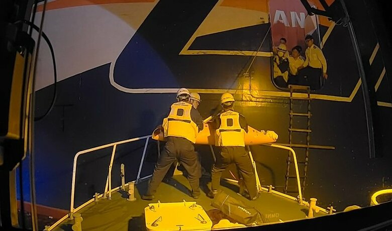 韓国行き貨客船でブランデーと日本酒飲み酩酊「韓国まで持たない」と通報　巡視艇が乗客救急搬送【香川】｜FNNプライムオンライン