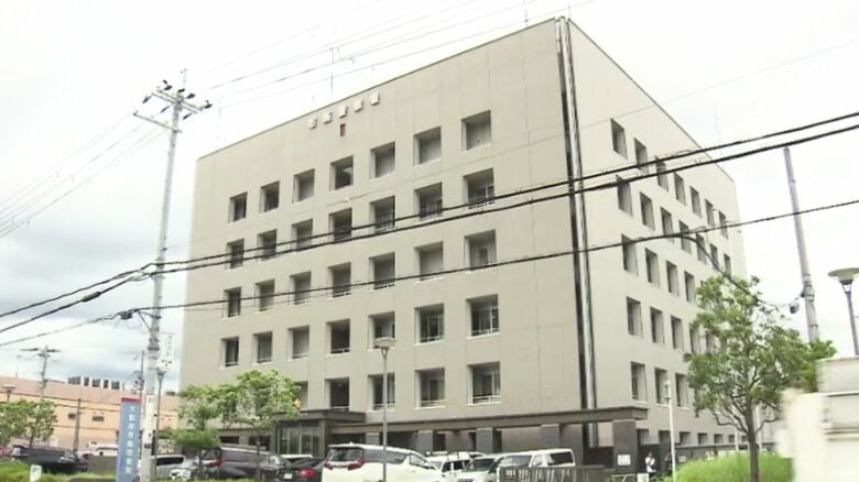 「荒本駅前」に停車中のバスの中で10代女性のスカートの中を盗撮しようとした疑いで小学校講師逮捕｜FNNプライムオンライン
