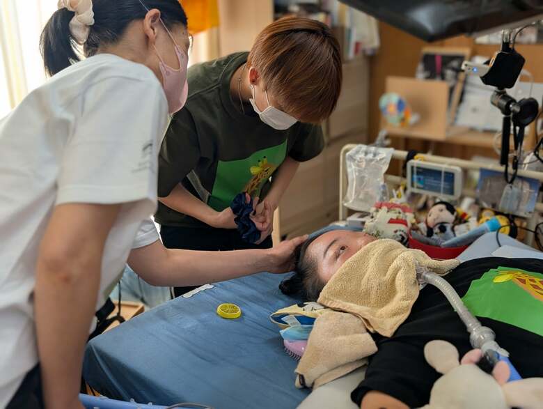 手足を動かすことができない重い障害のある2人が描いた作品が立ち上げのきっかけ。「ユースタイルパラアートプロジェクト」