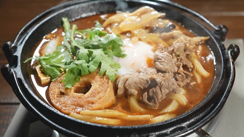 土曜夜だけの限定営業…唯一無二のレアローカルフード『あかどろ麺』店主が会社員との二刀流で届ける“母の味”｜FNNプライムオンライン