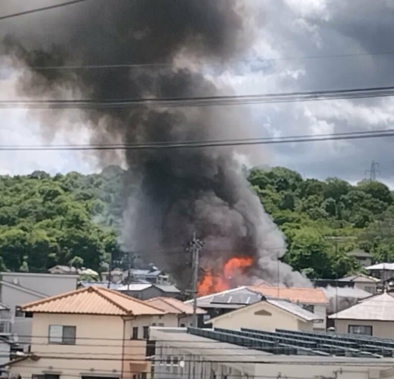 「鎮火まで約4時間半」　東広島市で住宅2棟全焼 3棟に延焼する火事｜FNNプライムオンライン