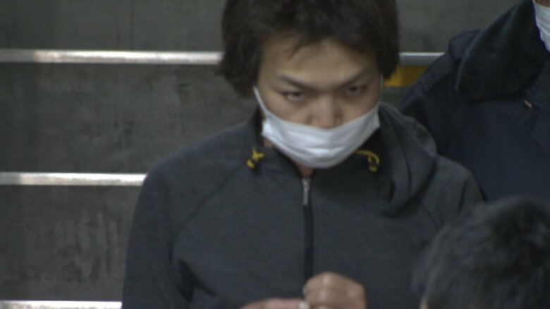 移送される玉置春奈容疑者(46)(19日夜 練馬署)