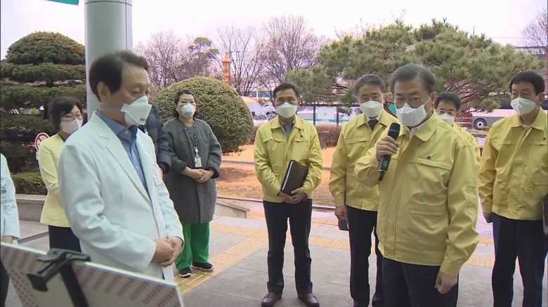 感染が集中する南部・大邱市を訪問する文在寅大統領