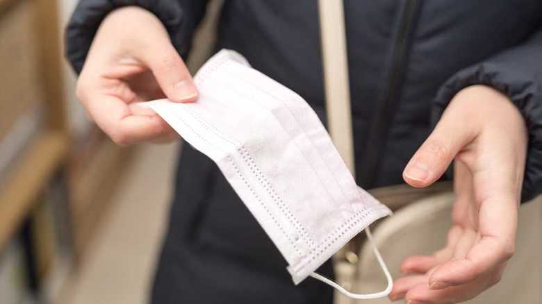 顔を覆う部分を持つのはNG(イメージ)