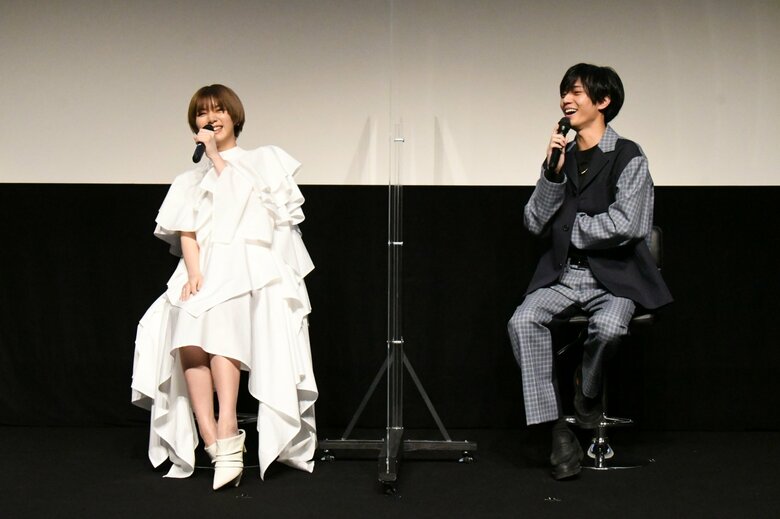映画「真夜中乙女戦争」の大学生お悩み相談イベントで、笑顔を見せる(左から)池田エライザさん、永瀬廉さん