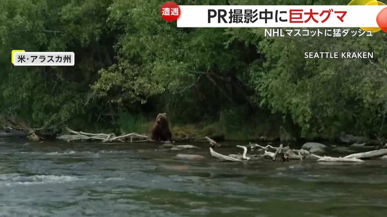 水しぶきをあげて突進してくるクマ