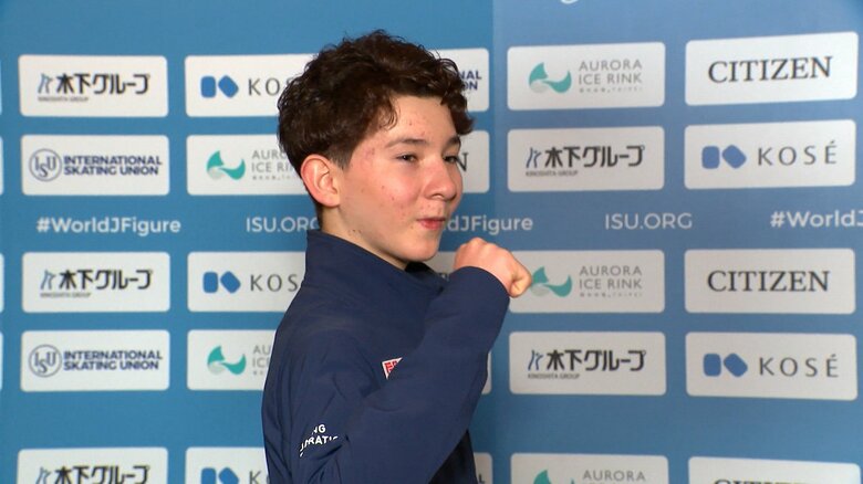 表彰台が決まりバックステージでガッツポーズ