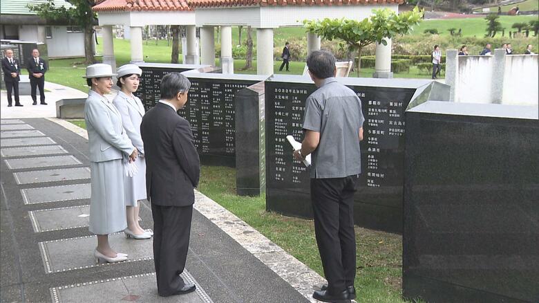 「平和の礎」で説明を受けられる天皇ご一家