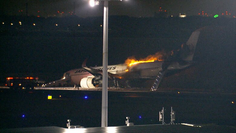 羽田空港で炎上する日航機
