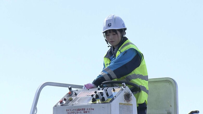 ハイリフトローダーを操作する岡山さん