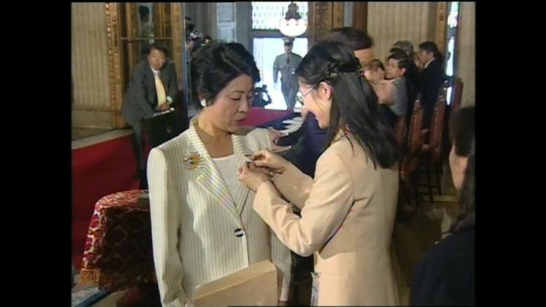 初当選し議員記章を交付される（2000年7月）