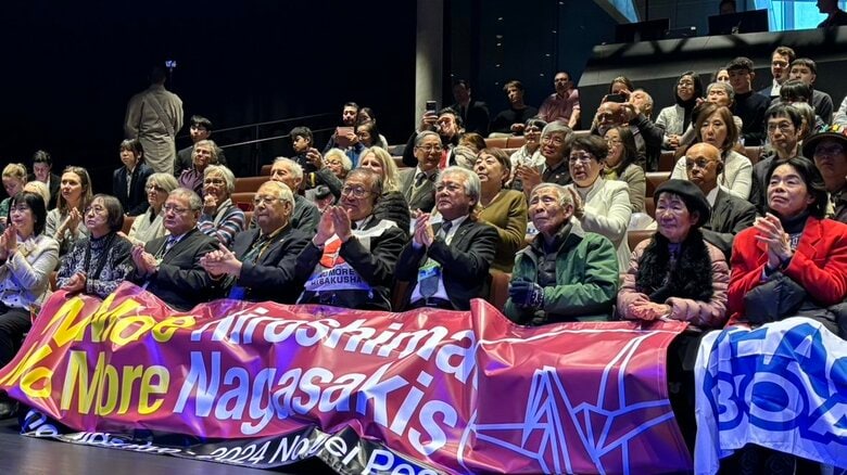 授賞式をパブリックビューイングなどで見守った