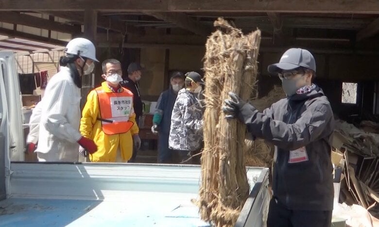 小平は自らボランティア活動に申し込んだ（手前）