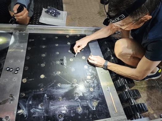 「IM1」の破片を回収する作業は困難を極めた