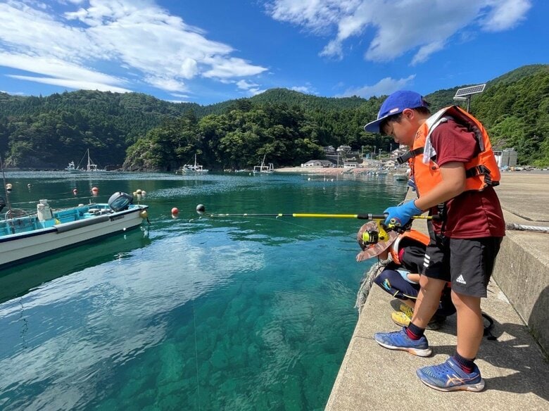 護岸釣り。地元の漁師とともに船で漁に出ることもある。