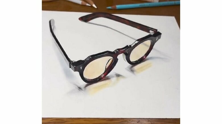 「色鉛筆で眼鏡描きました」