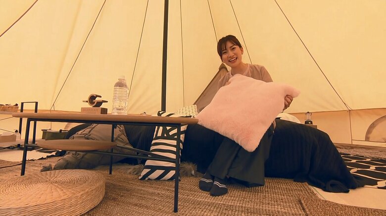 テントの中で嶋村アナもリラックス