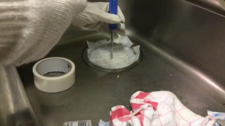 ドライバーを使って割ることに…　安全のため軍手なども装備