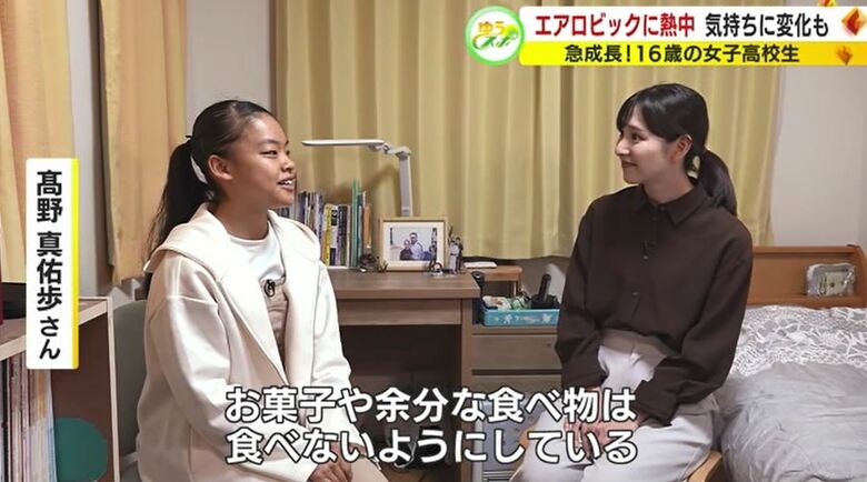 取材する小倉彩瑛アナウンサー（右）
