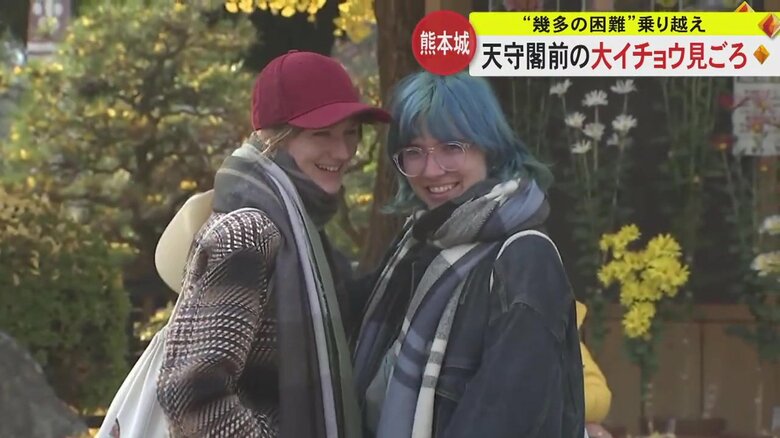 観光客でにぎわう天守閣前