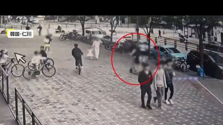 電動キックボードと親子が衝突する瞬間（10月18日、韓国・仁川）（4）