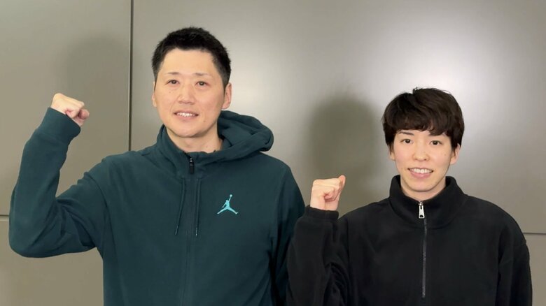 出発前に取材に応じる恩塚亨監督（左）と林咲希選手（右）