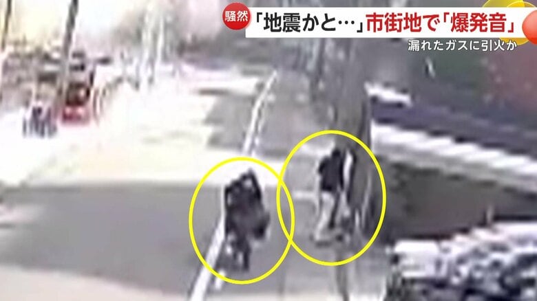 様子を見にいく人の姿もみられ、騒然としていた現場