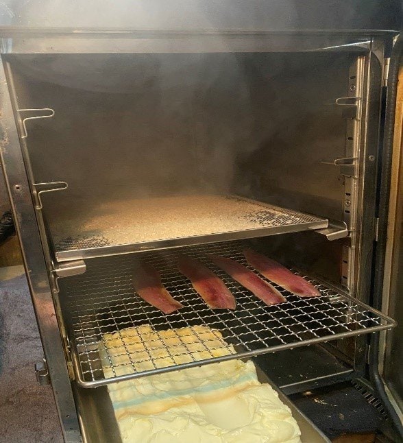 写真：上段からモンゴルの岩塩・さばきたてのサンマ・自家製バターを冷燻中