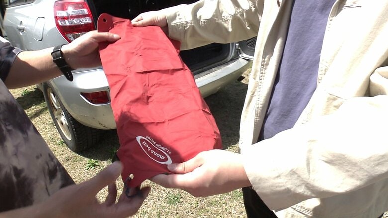 小さく畳むことができ、空気を入れて膨らませると枕になる