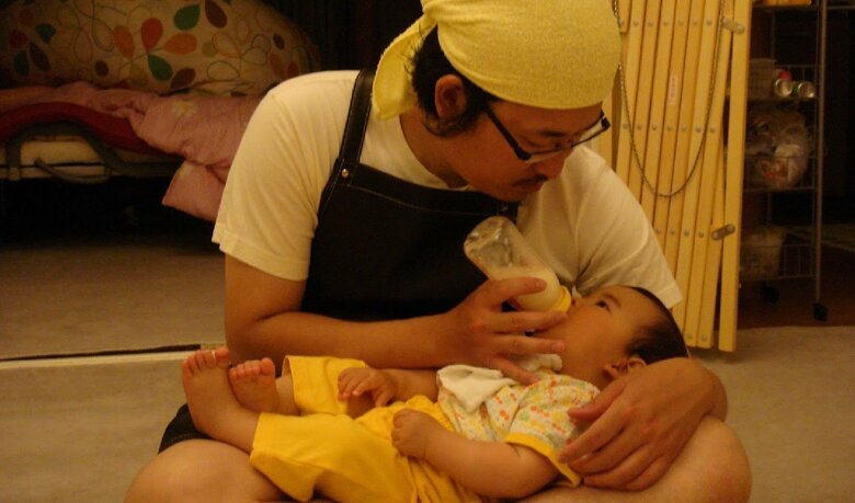 育児をする鈴木さん。授乳には苦労したという