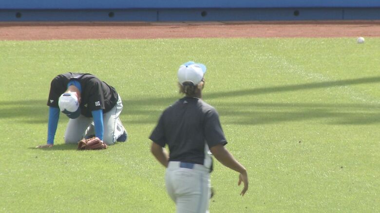 地をふす森本コーチ