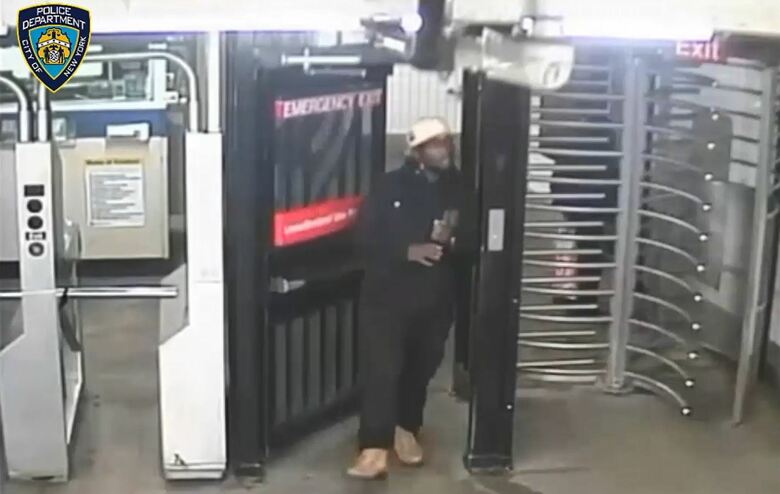 重体の黒人男性は拳銃を持って無賃乗車（NYPD）