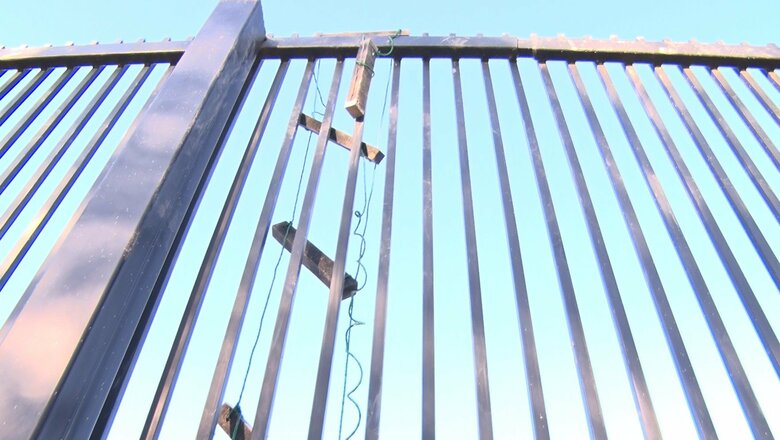 国境の壁には簡易的なハシゴがかけられていた