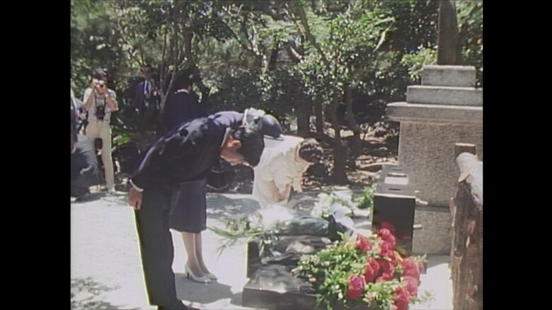 1975年7月 「ひめゆりの塔」に献花される上皇ご夫妻（沖縄・糸満市）