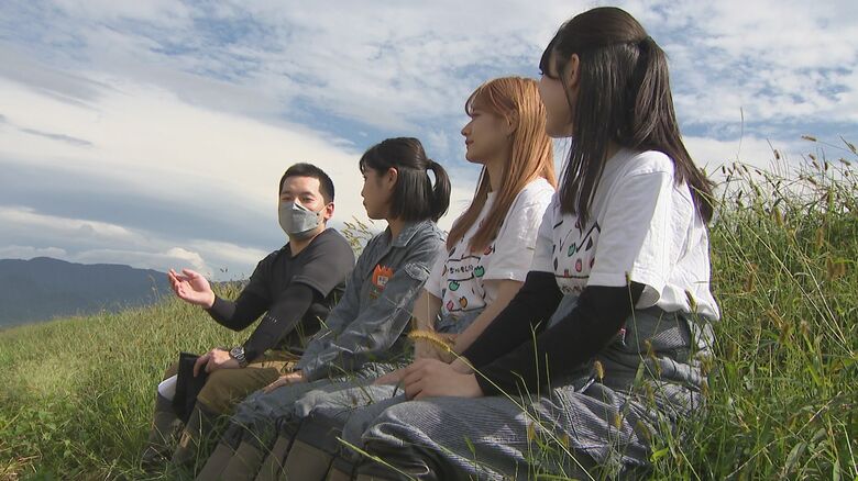 NGT48と対談する青木さん