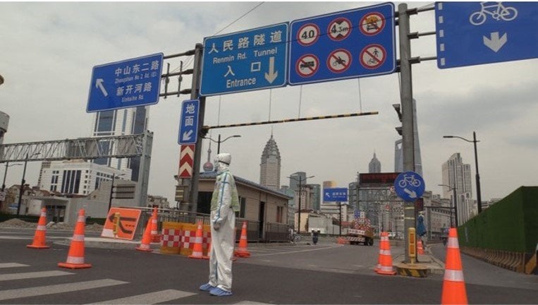 市内の道路やトンネルでは厳重な交通規制（3月末撮影）