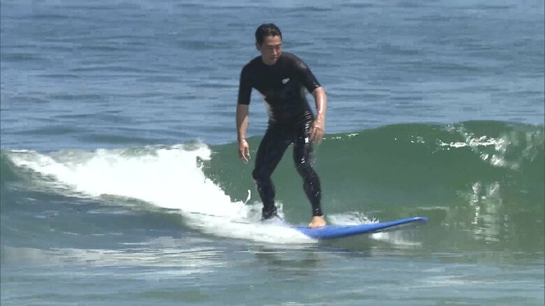 福島・南相馬市の海岸で子どもたちとサーフィンを楽しむ小泉氏（2023年9月）