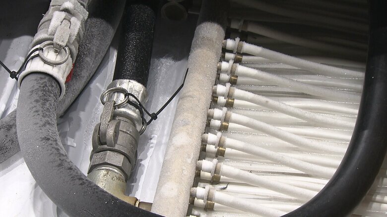 氷の下に細長い「パイプ」が通っている