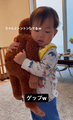 ぬいぐるみに“授乳”してあげるゼンくん。背中をトントンしてゲップもさせてあげる