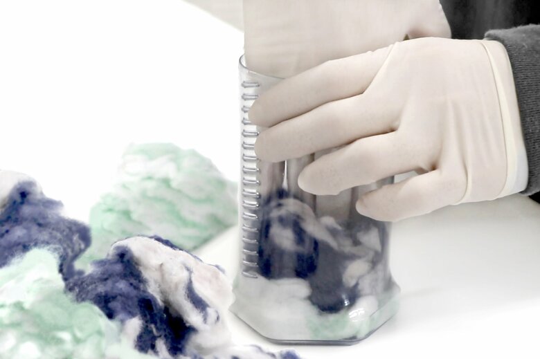 ケース詰め（提供：西染工）