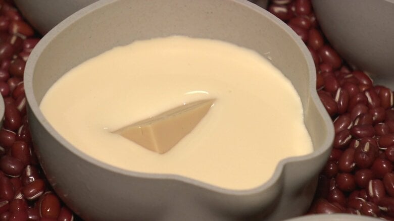 中にはキャラメルプリンを入れ冷蔵庫で冷やす