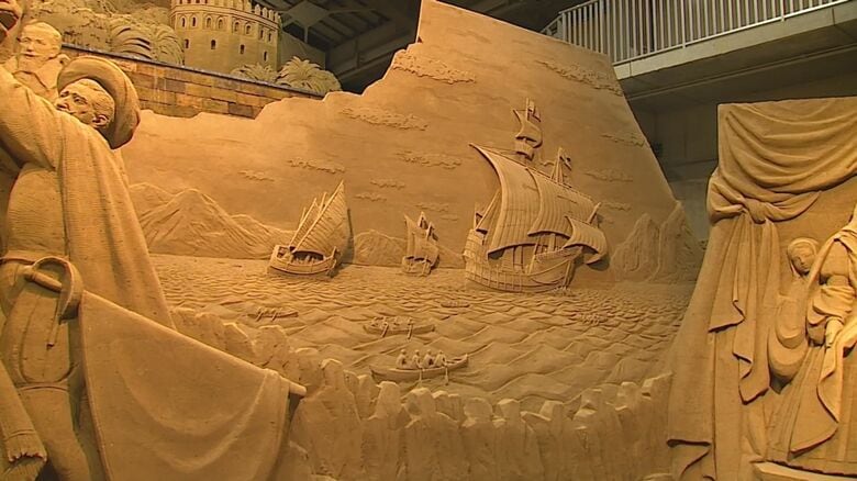 展覧会で展示されている砂像作品