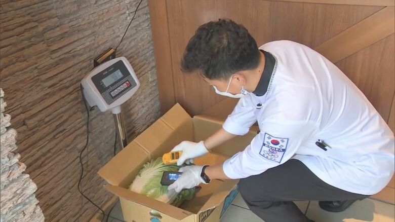 韓国が運営する給食支援センターでは日本産食材に放射線測定器をかざす「検査」が行われている