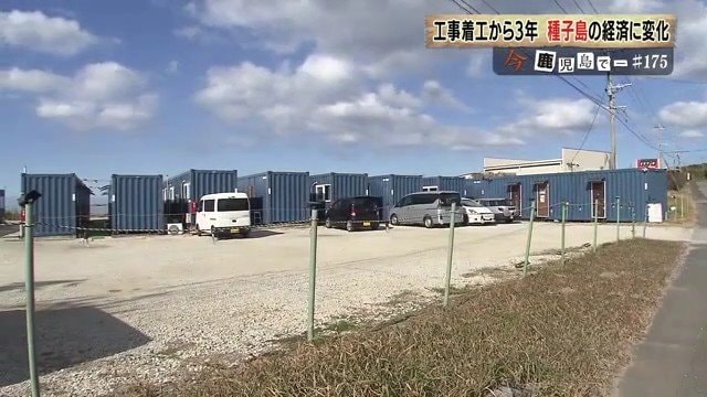 宿泊用のコンテナが並ぶ