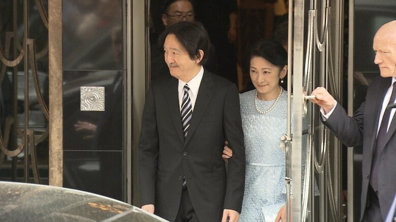 国王主催のレセプション出席のためホテルを出発される秋篠宮ご夫妻（5月5日）
