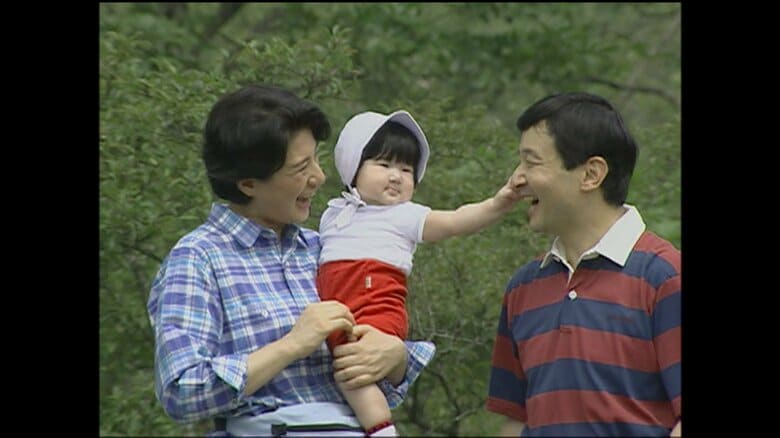 皇太子さまの顔を触る愛子さま